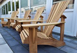 Der adirondack stuhl gehört zu den typisch amerikanischen möbelstücken, die sehr beliebt sind. Der Classic Adirondack Chair Beseaside