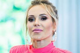 Urodziła się 15 lutego 1984 w ciechanowie. Piosenkarka Doda W Aparacie Ortodontycznym Uczy Sie Mowic Express Ilustrowany