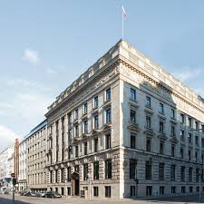 He was awarded a cbe in 2015 for services to the taxpayer and the economy, and is a qualified chartered. M M Warburg Sucht Kaufer Fur Luxemburg Geschaft Manager Magazin