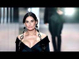 Demis gesicht wirkt deformiert, kleine pusteln zeichnen sich auf der sonst so glatten haut ab, ihre lippen wirken. Fans Zeigen Sich Schockiert Von Demi Moores Gesicht Das Ist Doch Nicht Demi Moore Youtube
