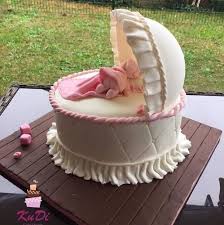 Diese Ist Eine Erdbeertorte Mit Erdbeerstuckchen Und Naturlich Auch Noch Erdbeercreme Sie Wurde Mit Fondan Kuchen Fur Babyparty Partykuchen Kuchen Mit Fondant