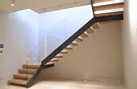 This Simple And Cost Effective Stair Was Constructed In Powder Coated Mild Steel Carriage Toughened Glass Balustrade Escaliers Interieur Maison Maison Moderne