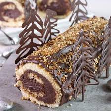 Buche Au Chocolat Noir Zestes D Orange Et Pralin Buche Chocolat Orange Buche Au Chocolat Delicieux Desserts