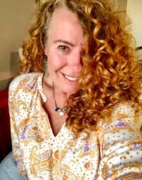 Natural red curly haircuts and styles for 54-year-olds