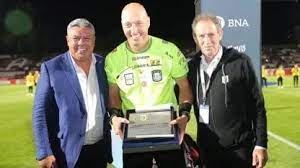 Se retiró Néstor Pitana del arbitraje: la ovación que recibió de los  hinchas y el llanto junto a su familia - TyC Sports