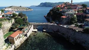 The town is today much appreciated for its beaches and natural setting, which has made tourism the most important activity for its inhabitants. Amasra Kalesi Nin Altindaki Kayaliklar Coktu