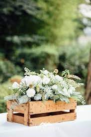 Un choix unique de cagette en bois disponible dans notre magasin. Joli Centre De Table Et Caisse En Bois Pour Un Mariage A Toulouse Dj Http Www Autourd Decoration Florale Mariage Deco Table Mariage Centre De Table Mariage