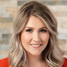 Lyn Yates's Instagram, Twitter & Facebook