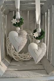 Fensterdeko Metallherz 14x11 Cm Geschwungene Form Mit Buchskranz Grau Weiss Shabby Chic Weiss Shabby Chic Stoff Shabby Chic Baby