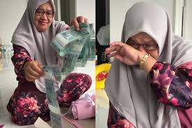 Di seluruh dunia, peringatan hari ibu dilaksanakan pada pekan kedua di bulan mei seperti amerika serikat, australia, jepang, malaysia. Ibu Tanya Hadiah Birthday Anak Kunci Mulut Sambutan Hari Jadi Online Jadi Drama Air Mata Mak Menangis Terima Kek Keluar Duit Viral Mstar