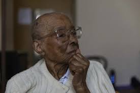 Meet Edith Renfrow Smith. The first Black Woman to graduate from Grinnell  College, whose grandparents were enslaved. She just turned 107.