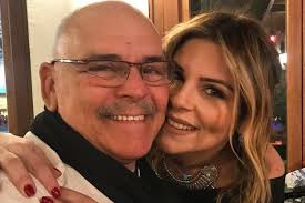 Annesi ise rasim öztekin'in ilk eşi zeynep aslıhan i̇sbay'dır. Rasim Oztekin In Saglik Durumuyla Ilgili Hastaneden Ve Kizi Pel