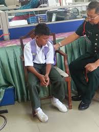 Ketiga, pakaian seragam dan atribut bagi peserta didik, pendidik, dan tenaga kependidikan pada jenjang pendidikan dasar dan menengah di lingkungan sekolah yang diselenggarakan pemerintah daerah merupakan salah satu bentuk perwujudan moderasi beragama dan toleransi atas keragaman. Lambat Hadir Ke Sekolah Kerana Bergilir Pakaian Beg Sekolah Dengan Abangnya Huh Sedih
