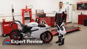 Introduced globally in 2013, the 899 panigale caters to the highly exciting middleweight sports bike segment that includes the triumph daytona 675 and yamaha r6. 2014 Ducati 899 Panigale Bike Review Youtube