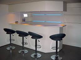 L'angolo bar è una piccola area della casa adibita alla preparazione e al servizio di cocktail, amari, grappe e qualsiasi altra bevanda si desideri. Illuminazione Bar Illuminazione Della Casa Luci Angolo Bar