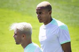 Blond or fair hair is a hair color characterized by low levels of the dark pigment eumelanin. Schweiz Bei Der Em 2021 Granit Xhaka Und Das Wasserstoffblonde Geheimnis Fussball Stuttgarter Nachrichten