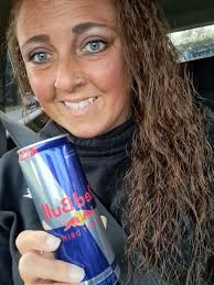 🩷Today marks 3 years of sobriety for me!🌸 I treated myself to a redbull,  Christmas shopping and pizza! My second redbull in like a month.. that's a  goal in itself 😏! The