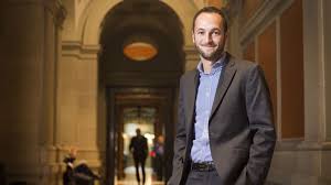 En 2011, à 24 ans, il est élu au conseil national et prononce le discours d'ouverture en tant. Mathias Reynard Accede A Une Commission D Importance