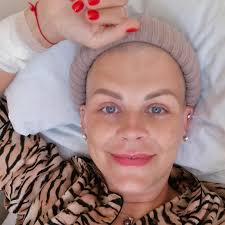 Потеряла волосы, в носу — трубки: 42-летняя телеэксперт Сабина Пантус  показала, как выглядит во время борьбы с раком. Все подробности:  https://teleprogramma.org/news/nid4481801_au73630auauau_crcrcrcr__poteryala-volosy-v-nosu-trubki-42-letnyaya  ...