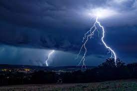Météo france a placé une trentaine de départements en vigilance orange en raison des orages violents attendus ces prochaines heures. Dclbss4efycesm