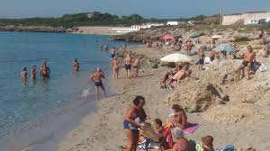 Beach club e pool club a taranto spiagge a taranto tour a cavallo a taranto ritiri sportivi e corsi a taranto noleggi barche a taranto osservazione di delfini e balene a taranto giri in motoscafo a taranto tour sottomarini a taranto surf e windsurf a taranto charter e tour di pesca a taranto escursioni e camping a taranto tour per correre a. Taranto E Autunno Ma Non Per I Tarantini Spiagge Prese D Assalto L Estate Continua Pugliapress Quotidiano Online