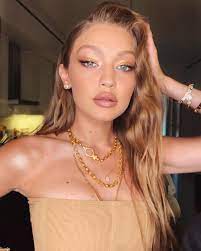 İlk olarak 2015'te ne münasebet adlı dizide çocuk oyuncu olarak oynamıştı. Abi On Twitter Melisa Dongel As Gigi Hadid A Needed Thread
