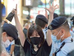 美女設計師 lilian kan 簡幗儀 和電競女神 馬馬 rose ma ，兩位都會在今年展現不一樣的自己! 9k1hpnvclg5h3m