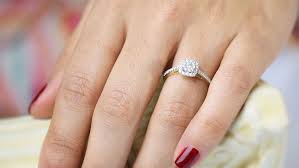 Cuando la pareja celebre la ceremonia que les una matrimonio, el anillo de compromiso pasará junto a la alianza de boda a la mano derecha. En Que Mano Se Usa El Anillo De Compromiso Joyeria Alahas