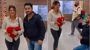 Anjali Arora Viral Video fan Proposed her on knees at Airport watch cute  Video And Kachcha Baadam girl Reactions कच्चा बादाम गर्ल अंजलि अरोड़ा को  एयरपोर्ट पर देख दिल हार गया शख्स,