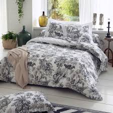 Des fleurs à profusion et une jolie finition bourdon sur la taie volant plat : Housse De Couette 240x220 Cm Satin De Coton Savane Blanc Linnea Linge De Maison Et