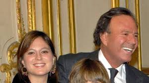 Chábeli celebra los 81 años de su padre, Julio Iglesias, con una foto de  los dos nunca vista antes