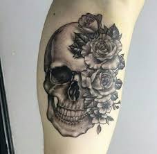 Petit tatouage tête de mort. Tatuagem Caveiras Masculinas 75 Modelos Tatuagens Ideias Feminine Skull Tattoos Skull Tattoo Design Skull Rose Tattoos