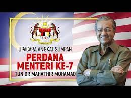 Tun mahathir telah mengangkat sumpah jawatan di hadapan duli yang maha mulia seri paduka baginda yang istiadat pengurniaan suratcara pelantikan dan istiadat mengangkat sumpah jawatan dan taat setia serta sumpah menyimpan rahsia oleh tun mahathir sebagai perdana. Upacara Angkat Sumpah Perdana Menteri Ke 7 Tun Dr Mahathir Mohamad Youtube