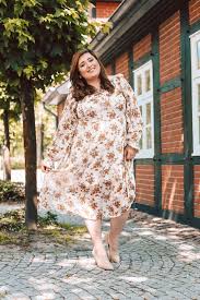 Wir empfehlen für eine hochzeit im herbst besonders die herbstfarben orange, rot. Die Schonsten Plus Size Hochzeitsgast Kleider Hochzeitsgast Outfit Guide Fur Grosse Grossen 2019 Von Navabi Schonwild