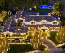 Nov 12, 2020 · kylie jenner's first home. Kylie S House Kylie Jenner New House Kylie Jenner House Jenner House
