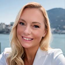 Elizabeth Keene's Instagram, Twitter & Facebook