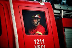 #loúltimo|| cuerpo se bomberos extinguió un incendio en vehículo en la 49 av. Depois Do Susto E Do Fumo Incendio Em Loures Foi Dominado Incendios Publico