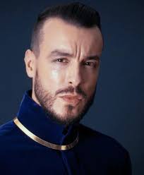 Cem Adrian'ı ilk kez 2004 yılı başında keşfettim. Demet Sağıroğlu bir demo  şarkısını dinlememi rica etmişti. Bu demoyu dinlediğimde beni şoka uğraran  tuhaf mertebede bir ses ranjı (7 oktav) ve şekilden şekile