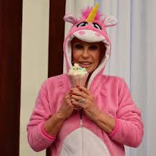 Lembra que no final do ano passado eu falei que era melhor entrar no ano com alguma peça cor de rosa? Ana Maria Braga Vai Ao Mais Voce Vestida De Unicornio Rosa E Internet Pira Jovem Pan