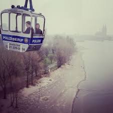 Denkbar ist eine 33,5 kilometer lange strecke vom fühlinger. Das Kleinste Standesamt Kolns Mit Der Seilbahn Uber Den Rhein Familienreiseblog Koln Format