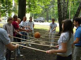 De paintballs vliegen je om de oren, je houdt je geweer scherp en bent klaar om te schieten. 50 Ideeen Over Expeditie Robinson Activiteiten Spelletjes Teambuilding Spellen