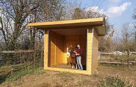 Le coperte box sono indispensabili per il benessere del cavallo quando è stallato o per il trasporto. Box Per Cavalli In Legno Modulari Capannine Su Misura Stalle Prefabbricate Vendita