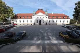 Außer während der ausübung von sexuellen aktivitäten müssen alle besucher und andere anwesende im haus den mindestabstand von 1,5. Aura Architektur Auf Der Anhohe Marbach Deutschland The Link Stadt Land Architektur