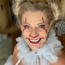 Hola wondering if anyone knows a local dentist that does dental implants