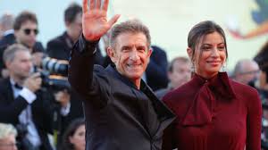E sicuramente il detto popolare trova conferma nella relazione tra ezio greggio, 66 anni, e la sua giovanissima fidanzata romina pierdomenico che di anni, invece, ne ha solo 28. E Successo Con Romina Ezio Greggio Vuota Il Sacco Sulla Giovane Fidanzata