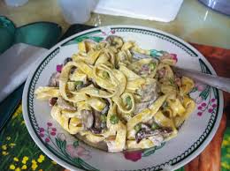 Saltare le tagliatelle in padella con i funghi, aggiungendo una bella macinata di pepe fresco. Fettuccine Funghi Pancetta Piselli E Panna Maionese Pangrattato