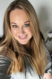 Curious about why we apply our cream makeup in one single layer? In this  video, Cara (the founder of SEINT) explains exact why, along with the many  benefits. I can barely remember