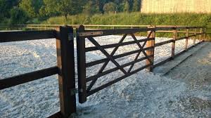 Projekt Wiesenttal Ii 02 06 2014 Ausserdem Haben Wir Den Reitplatz Mit Unserem Zaunsystem Country Fence Un Gartenzaun Ideen Hintergarten Vorgarten Zaun Ideen