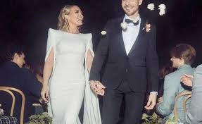 The newlyweds posed by a station wagon adorned with cans and a just married message. Hilary Duff Will Keep Her Wedding Dress For Her Daughter To Wear Wirewag