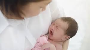 Segera usir barangkali melihat hewan yang mencoba mendekati bayi. 7 Penyebab Bayi Menangis Tengah Malam Dan Cara Mengatasinya Parenting Fimela Com